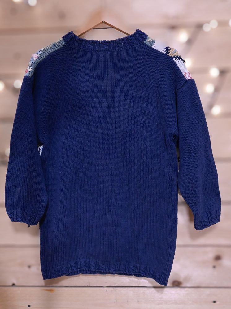 bawełniany sweterek kolorowy z motywem kwiatowym  i rękawami 3/4.
