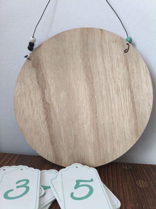 Drewniana tablica odliczanie dni do świąt.