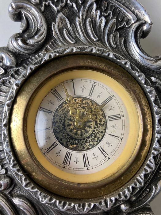 Relógio em estanho de corda manual antigo Alemão - necessita restauro