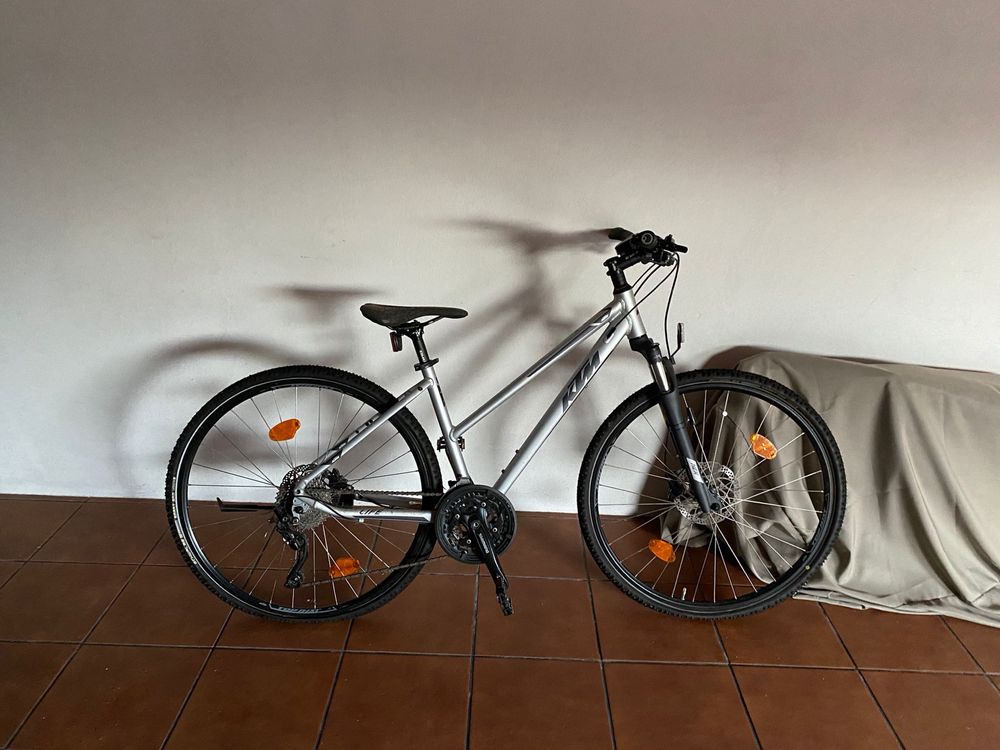 Bicicleta KTM com conta-quilómetros incluído