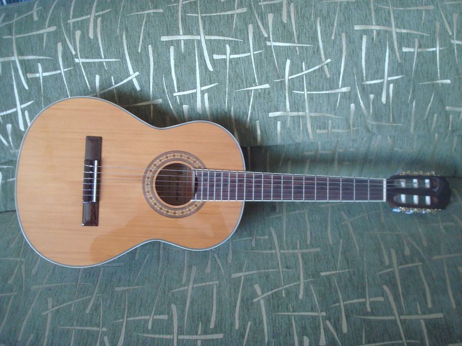 Продам детскую классическую гитару