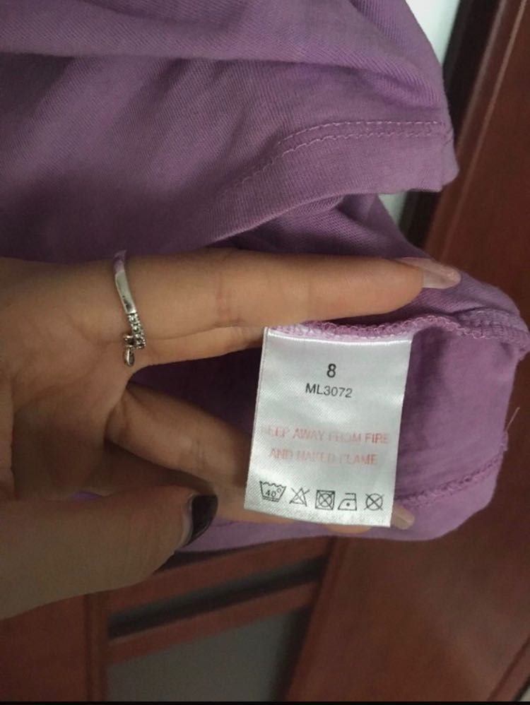 Liliowa bluzka z krótkim rękawem i wiązaniem na szyi Internacionale