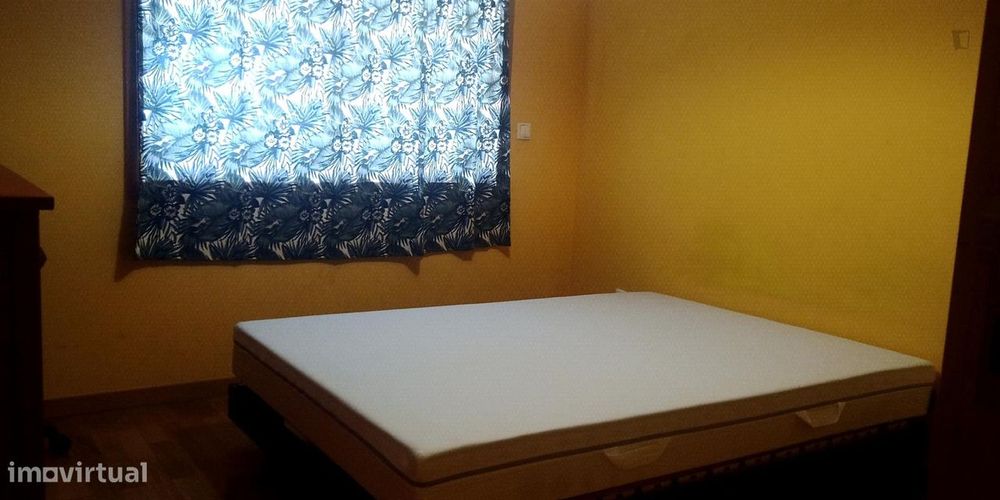 535563 - Quarto com cama de casal em apartamento.