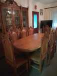 Mesa de sala com 8 cadeiras.