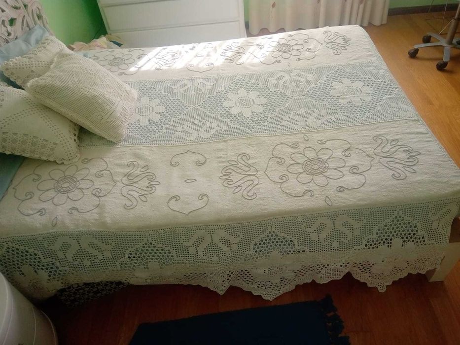 Cama em madeira e Colchão