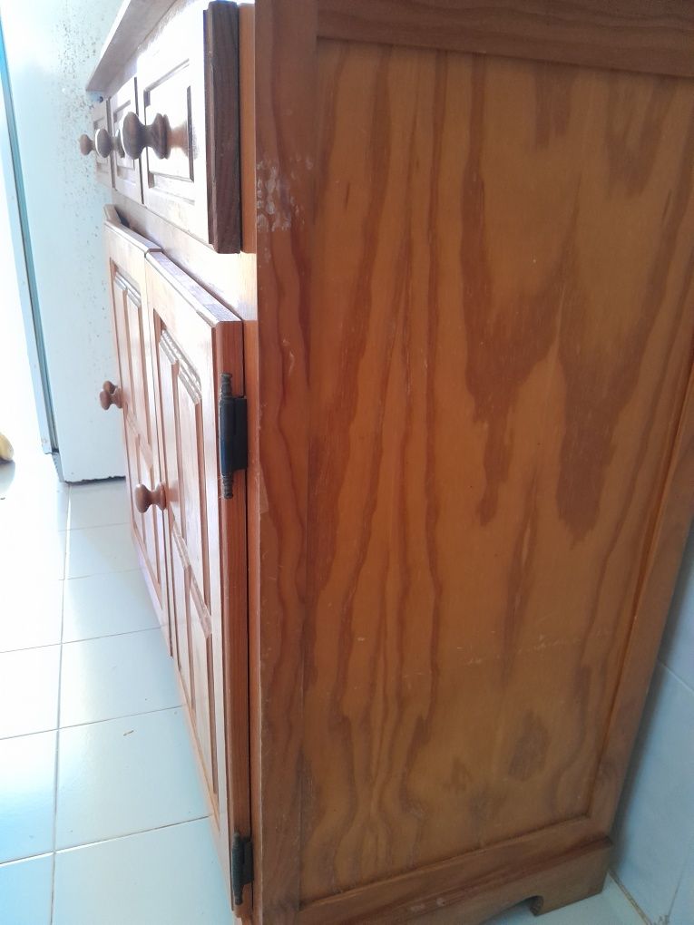 Movel em pinho mel com alguns anos, mas bem estimado.