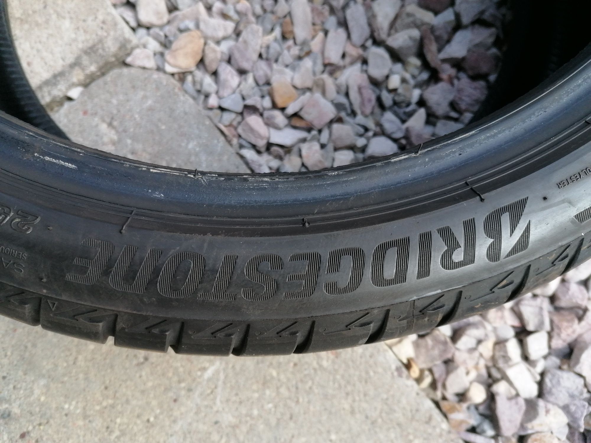 255/35/19 Bridgestone 2022 rok