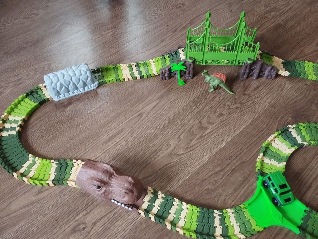 Kolejka tor wyścigowy park dinozaurów dinozaury chłopca zabawka mosty