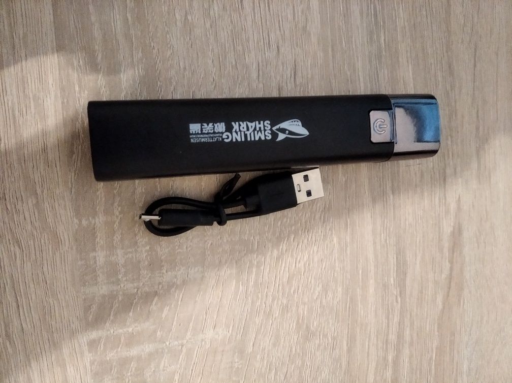 latarka i powerbank 2w1