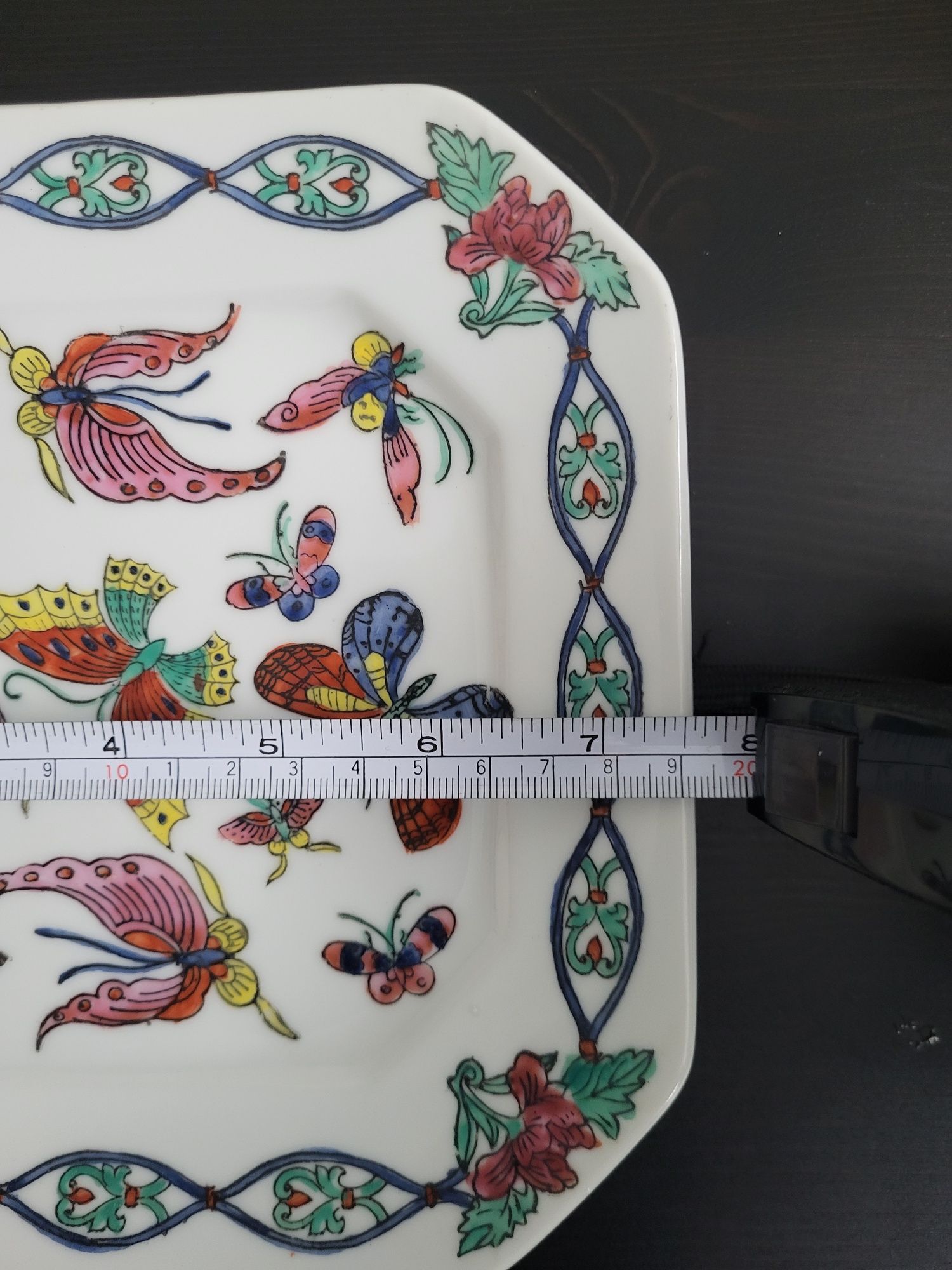 Lindíssimo prato oriental,  com motivo mariposas