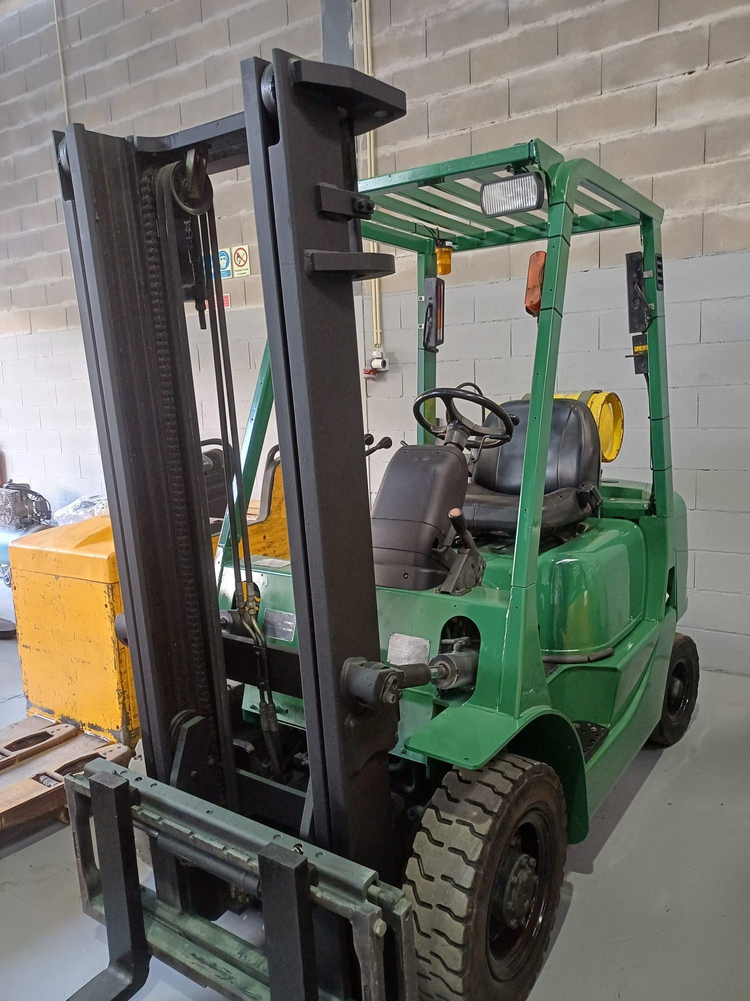 Empilhador 2000kg a Gás