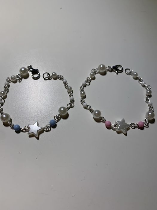 2-pak srebrno-białych bransoletek.