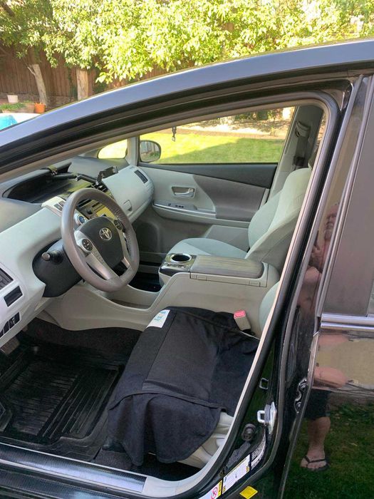 Toyota Prius V 2012 року