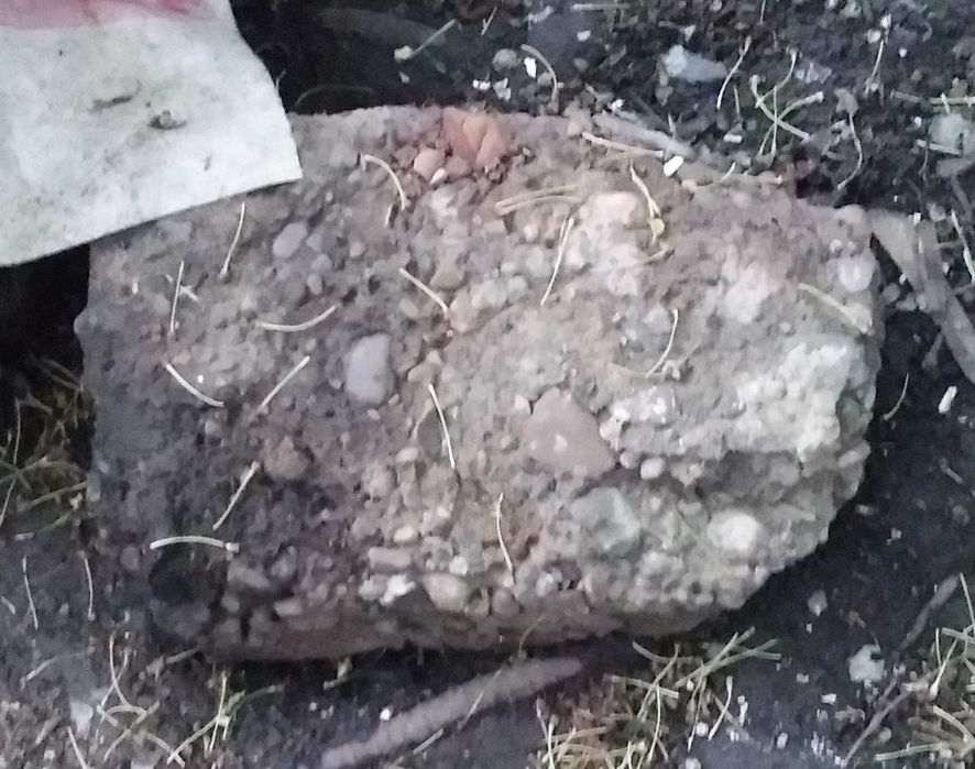 Столбики, бордюры бетонные б/у, куски бетона