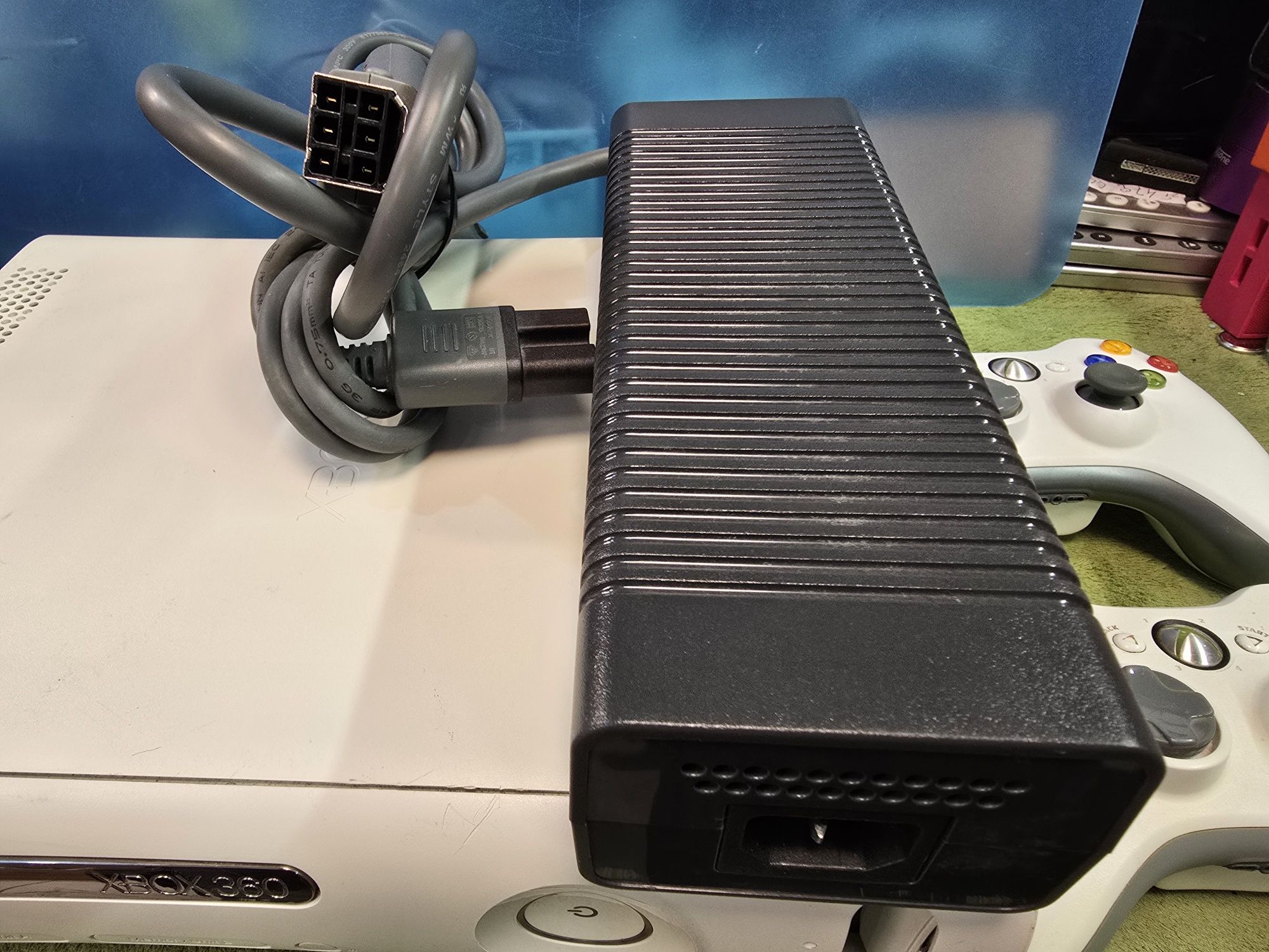 XBOX 360 konsola + 2 pady.