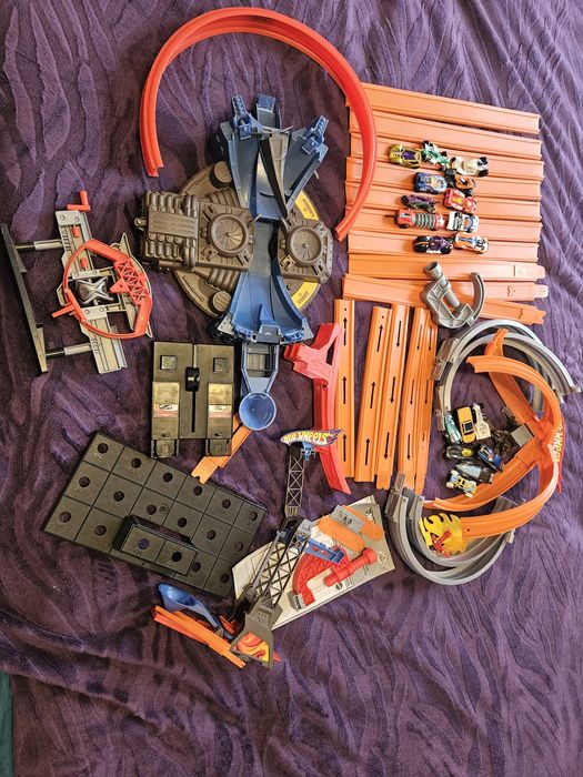 Hot Wheels zestaw z wyrzutnią + tory+samochodziki