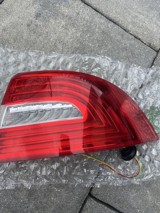 Lampa tył prawy skoda superb sedan  małe pękniecie