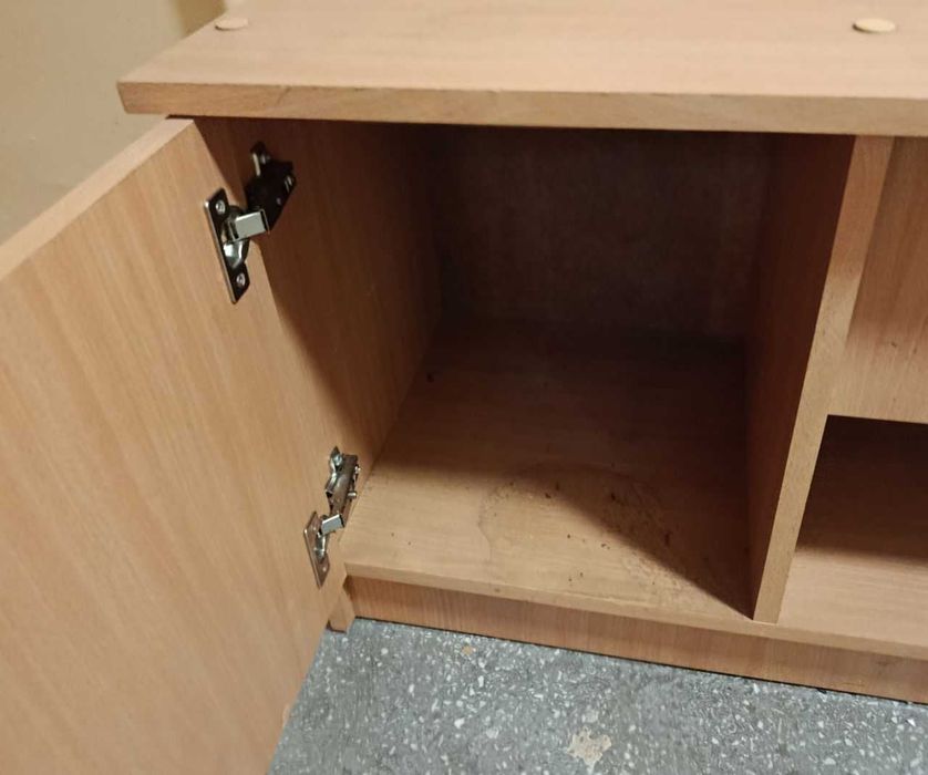 Szafka na buty, lub dół garderoby.