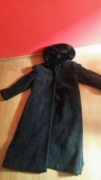 Czarny dlugi płaszcz z kapturem obszyty futerkiem