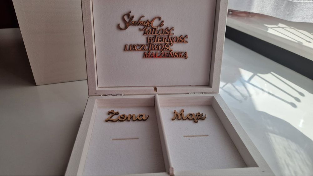 Białe pudełko na koperty i szkatułka na obrączki