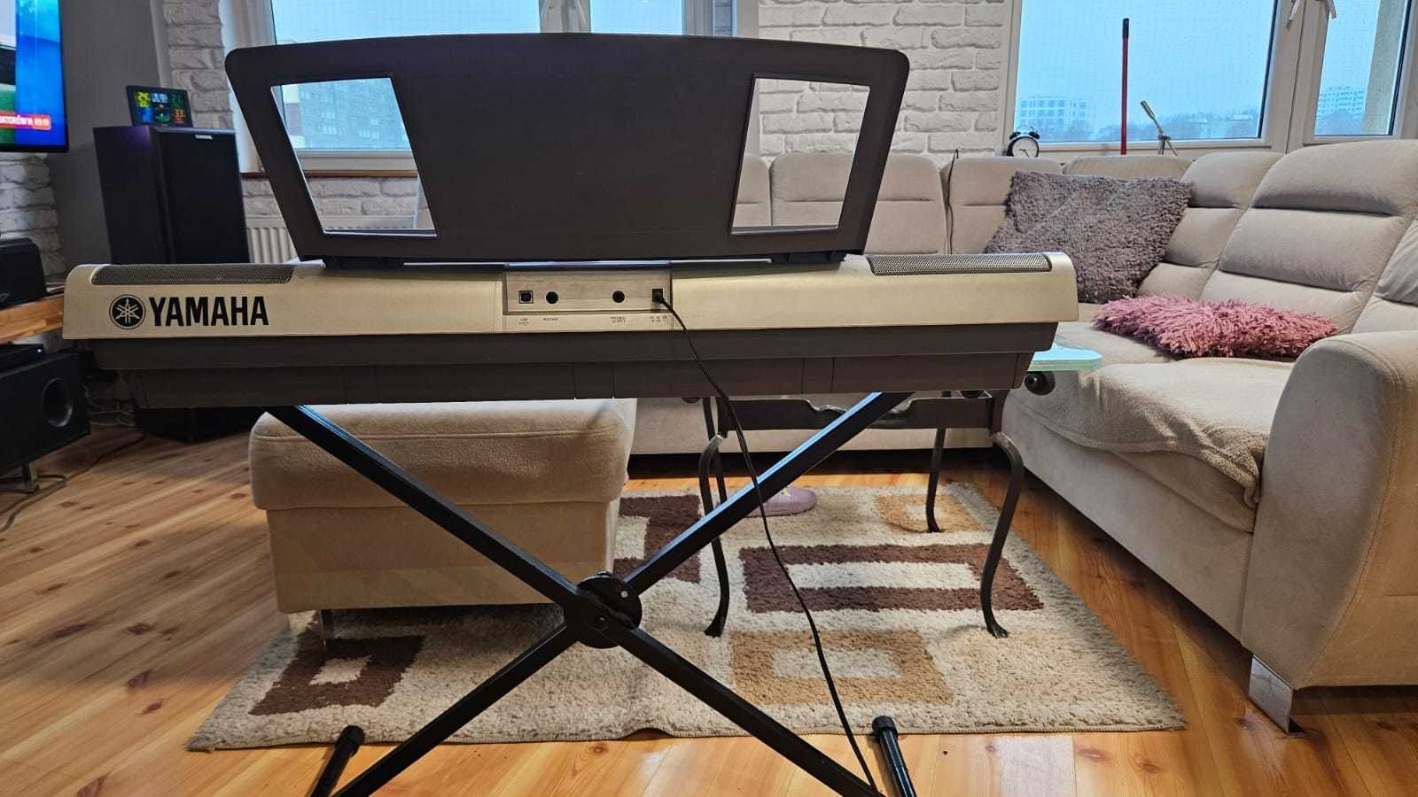 Keyboard Yamaha PSR-E403 wraz z pokrowcem oraz statywem.