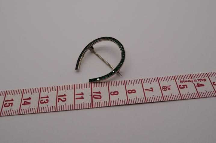 Antyczna srebrna broszka podkowa zielone szmaragdowe kamienie.