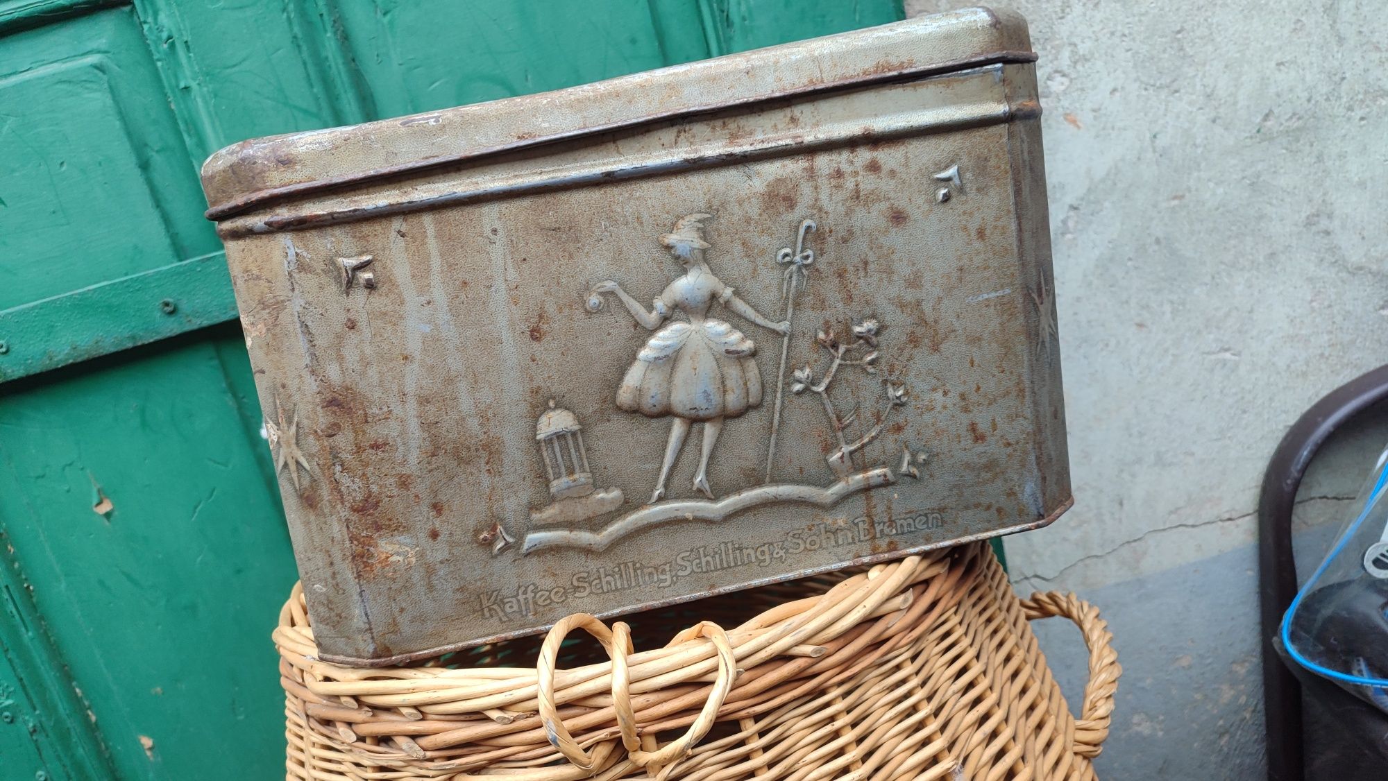 Zabytkowa skrzynka metalowa