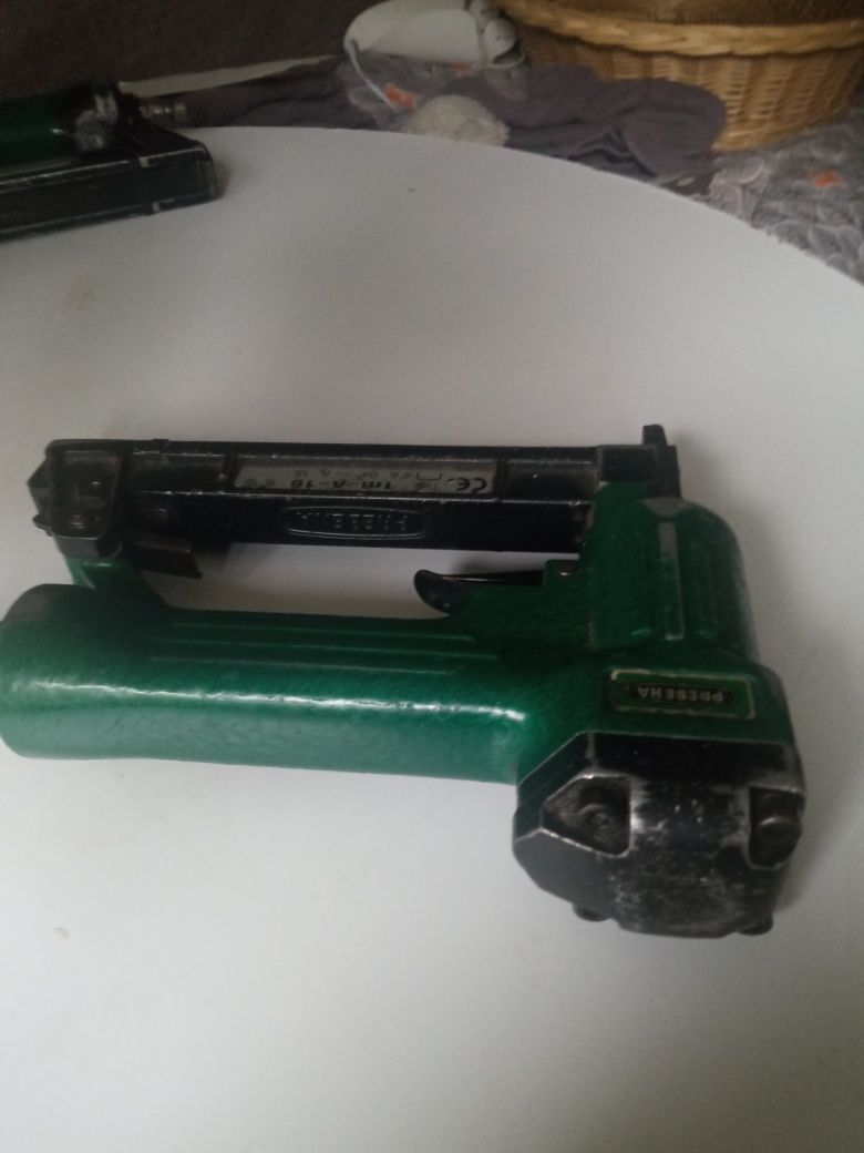 Pistolet tapicerski