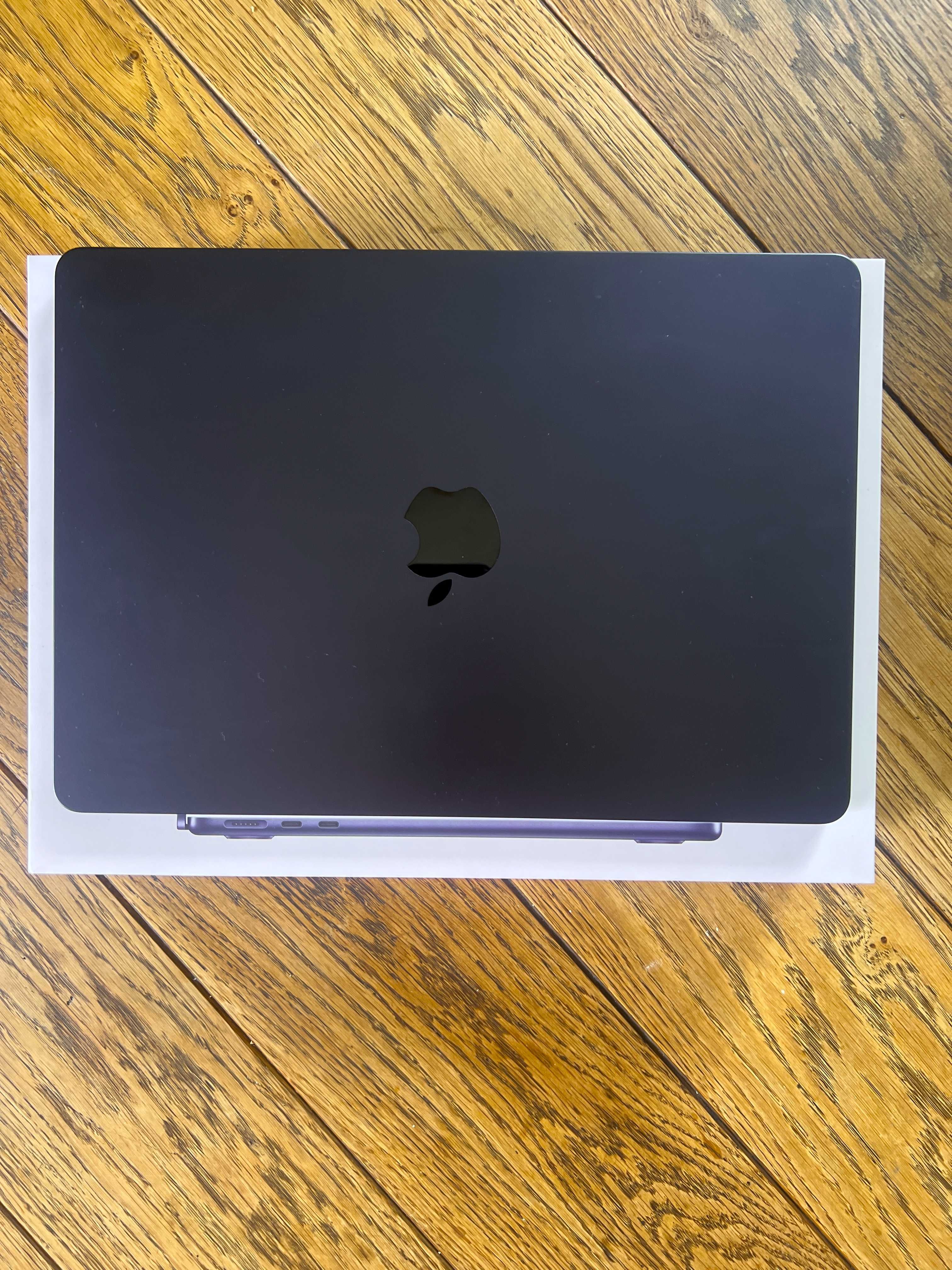 Apple MacBook Air 2024 13,3 M3
8GB RAM 256 DYSK SSD