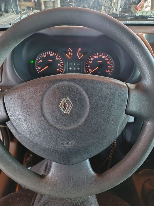 Renault clio 1.2 8v ano 2002 para peças todo o material disponível