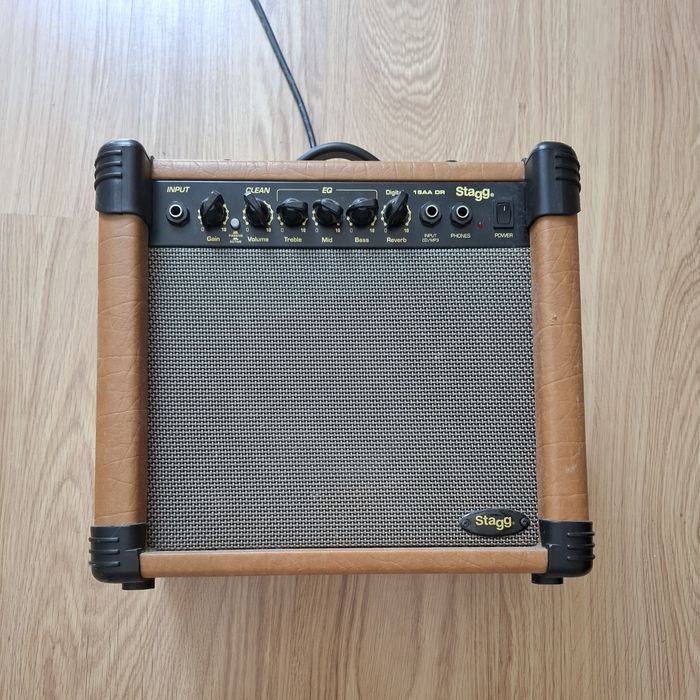 Stagg 15 AA amplificador