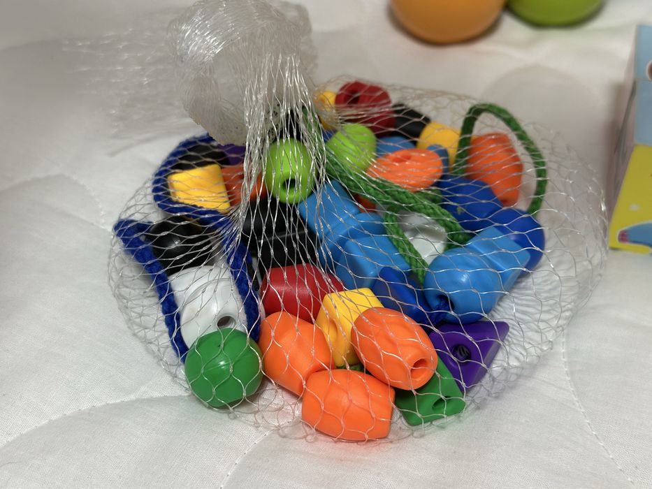 Розвиваючі іграшки монтессорі