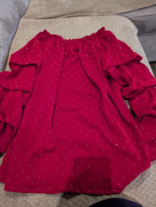 Czerwona bluzka z cyrkoniami