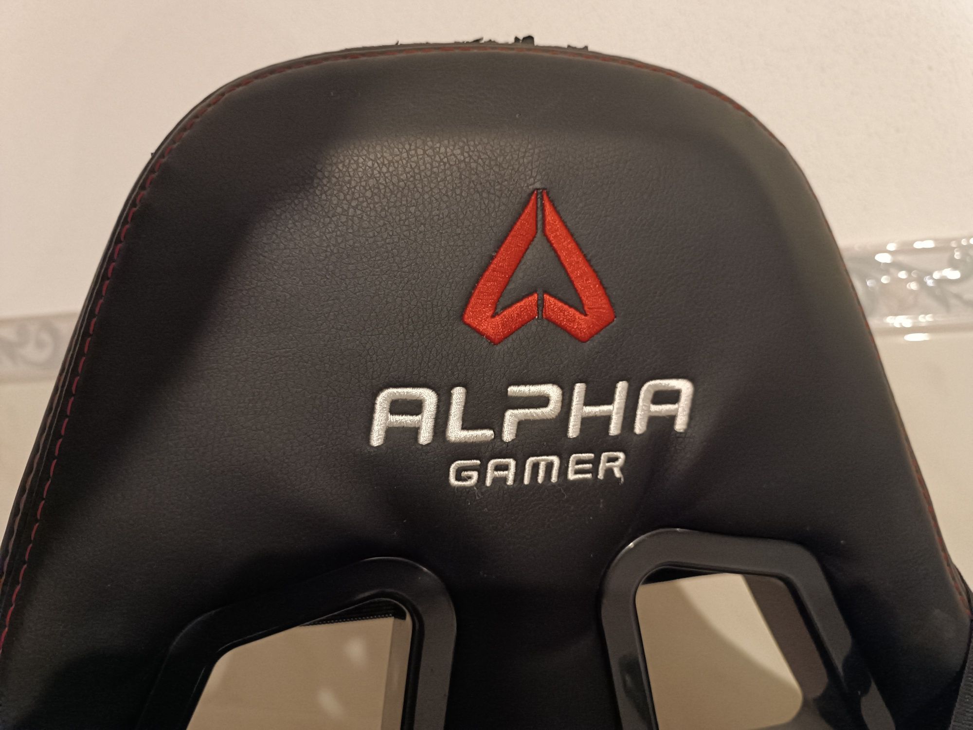 Cadeira Gaming Alpha Gamer completamente funcional com almofada