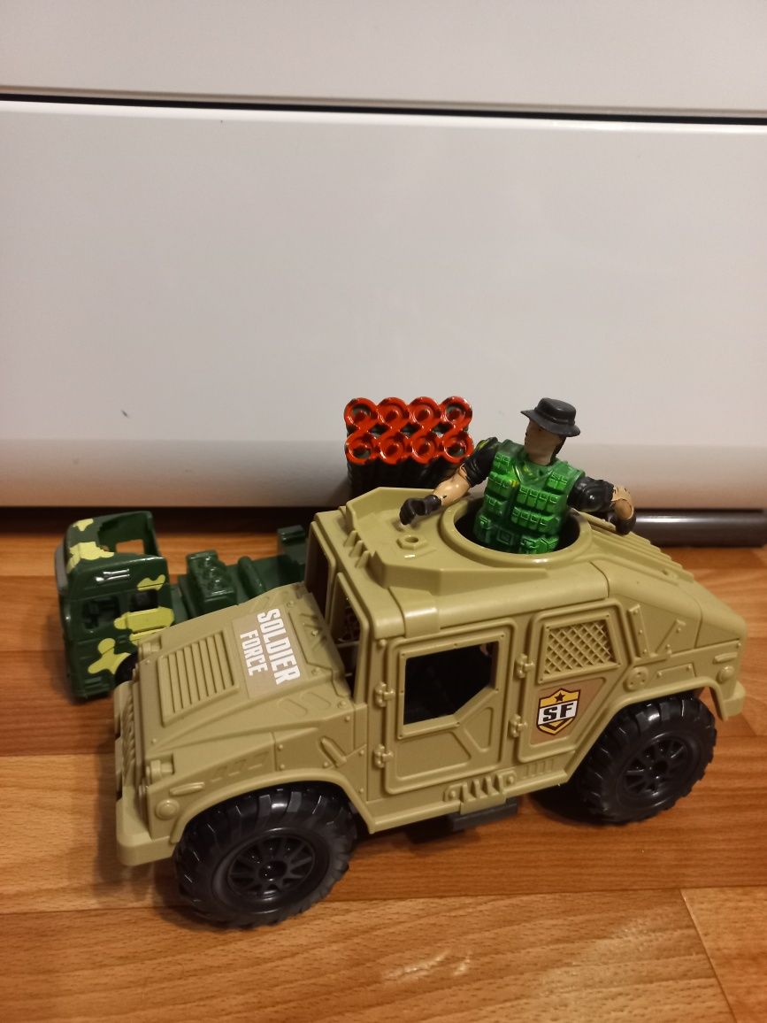 Военая машина с солдатом