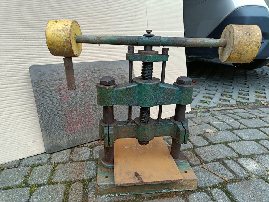 Prasa ręczna balansowa z płytą silikonową 
Odbió