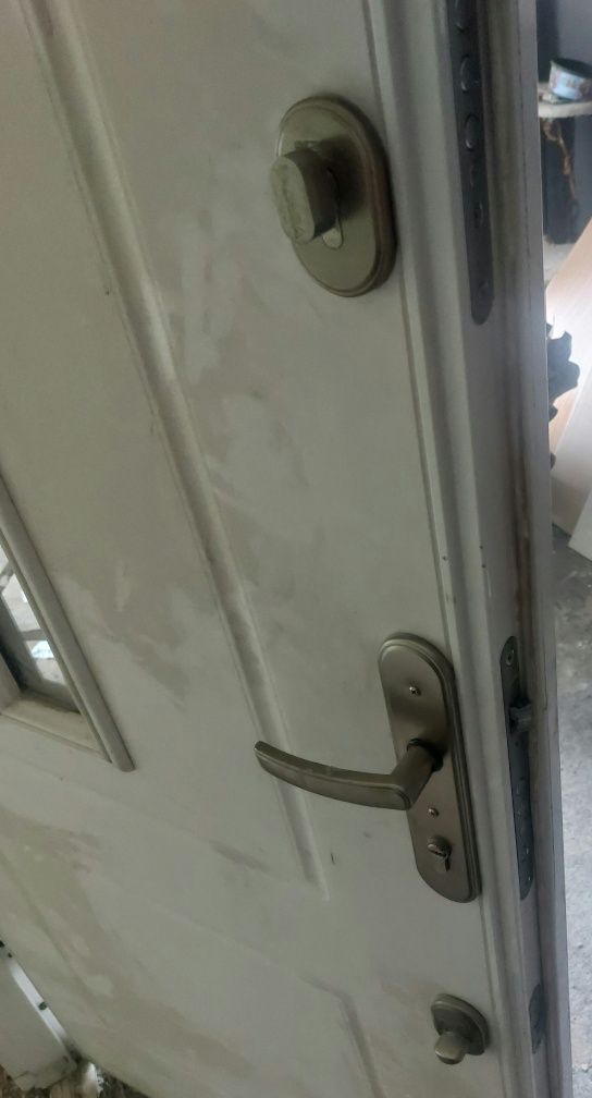 Solidne ciężkie drzwi zewnętrzne wejściowe