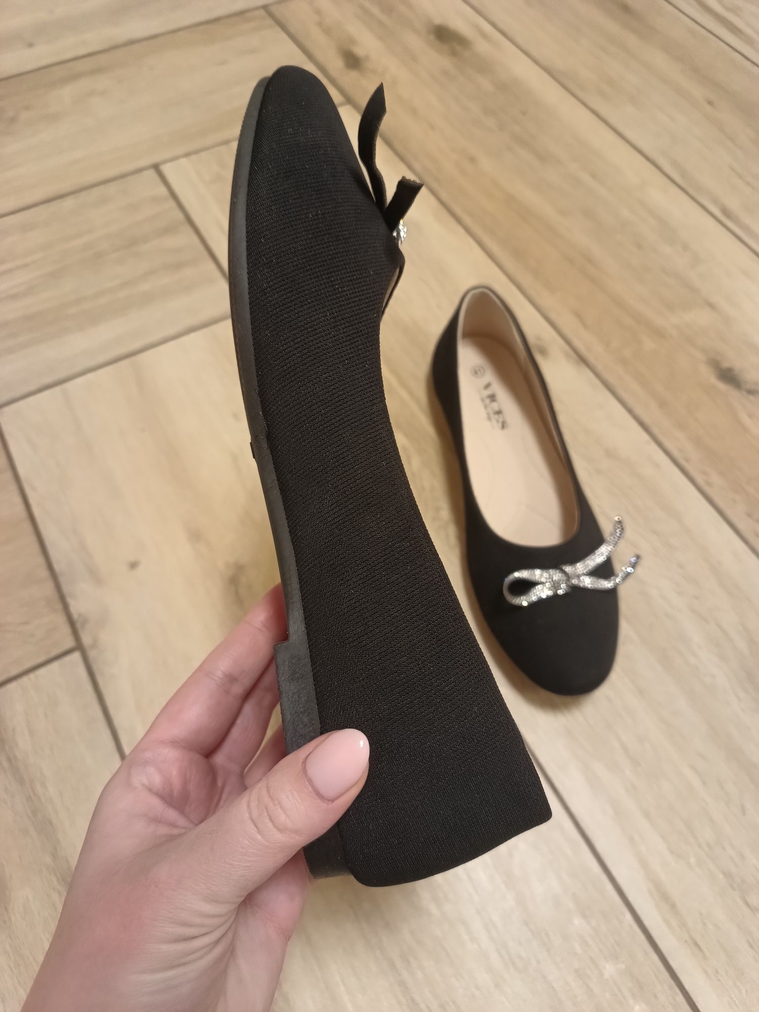 Nowe damskie czarne buty balerinki z ozdobnymi srebrnymi kokardkami 41