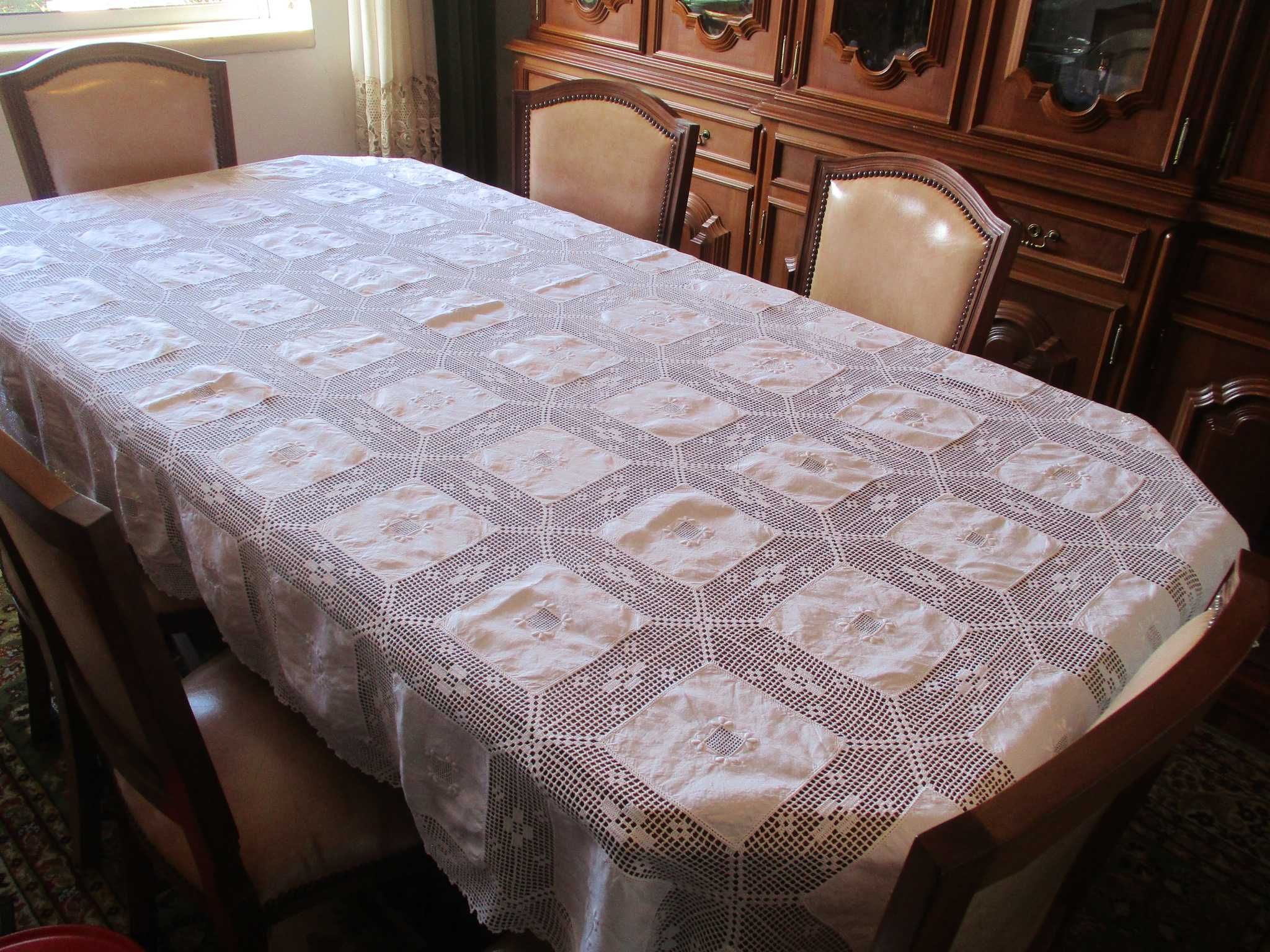 Toalha de mesa em linho bordado e com renda - 2,30m x 1,50m - NOVA