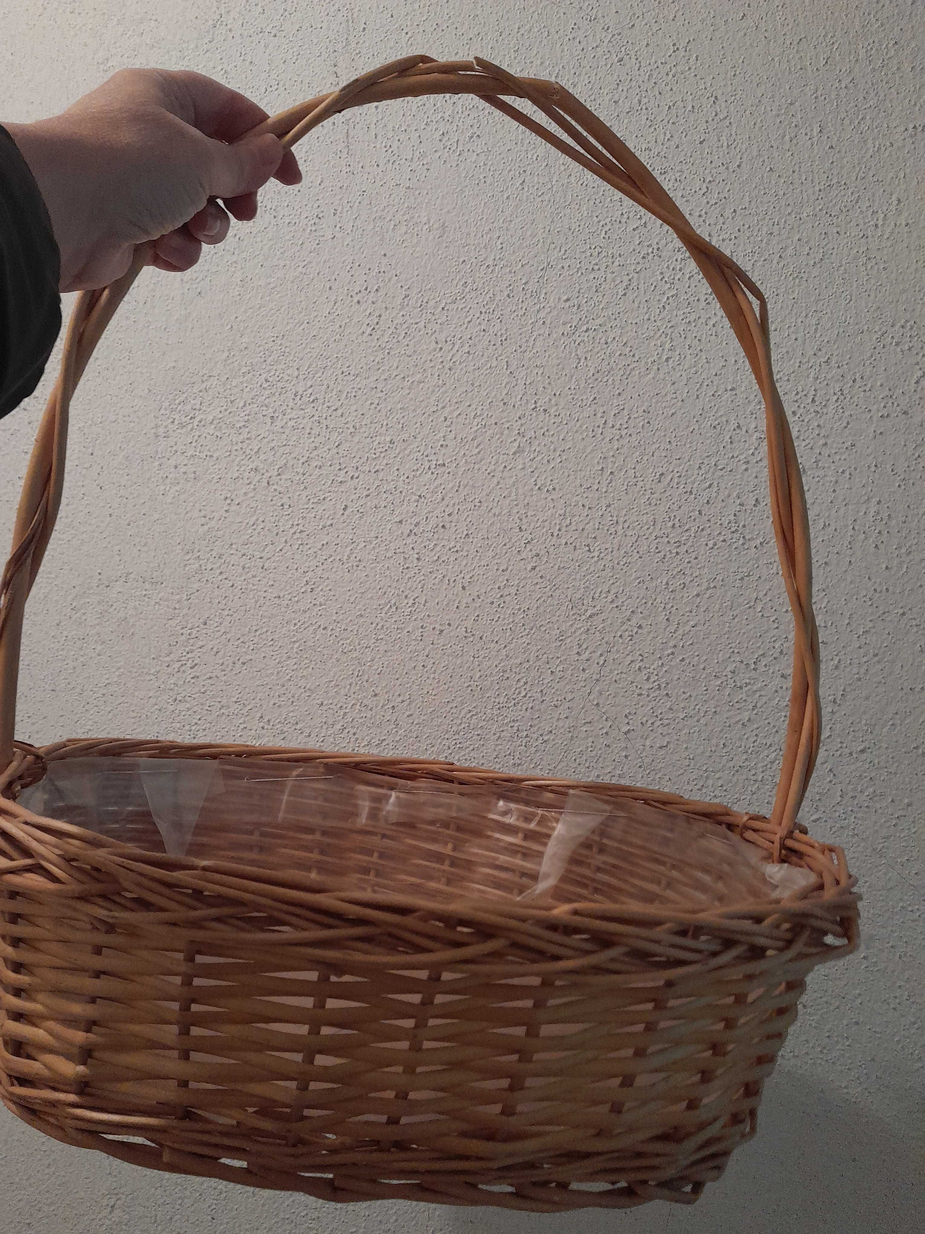 Cesta  em verga  clara
