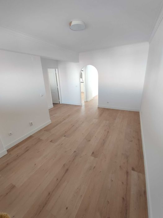 T1 + 1 Remodelado com Terraço de 18m2 - Último Andar, Virado a Sul
