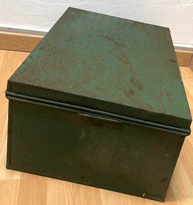 Caixa antiga, em chapa, arca ou bau