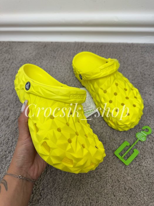 Стильні крокст Crocs Classic Geometric Clog