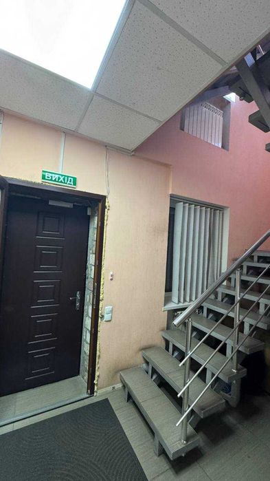 Продам 3-поверхове приміщення в центрі міста
 вул. Моссаковського, 1