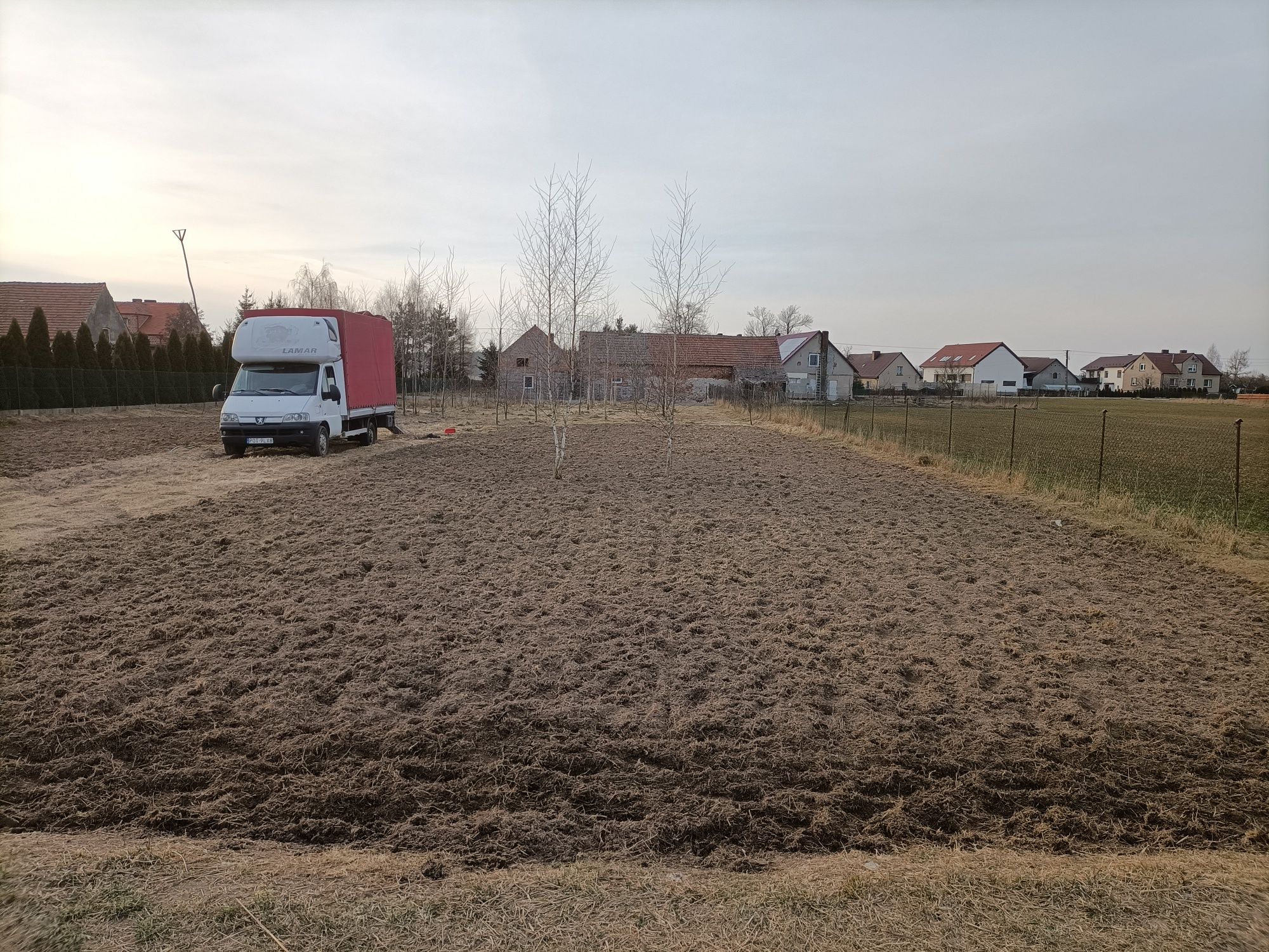 Trawniki siane i z rolki.Systemy nawodnienia,równanie terenu .ogrodnik