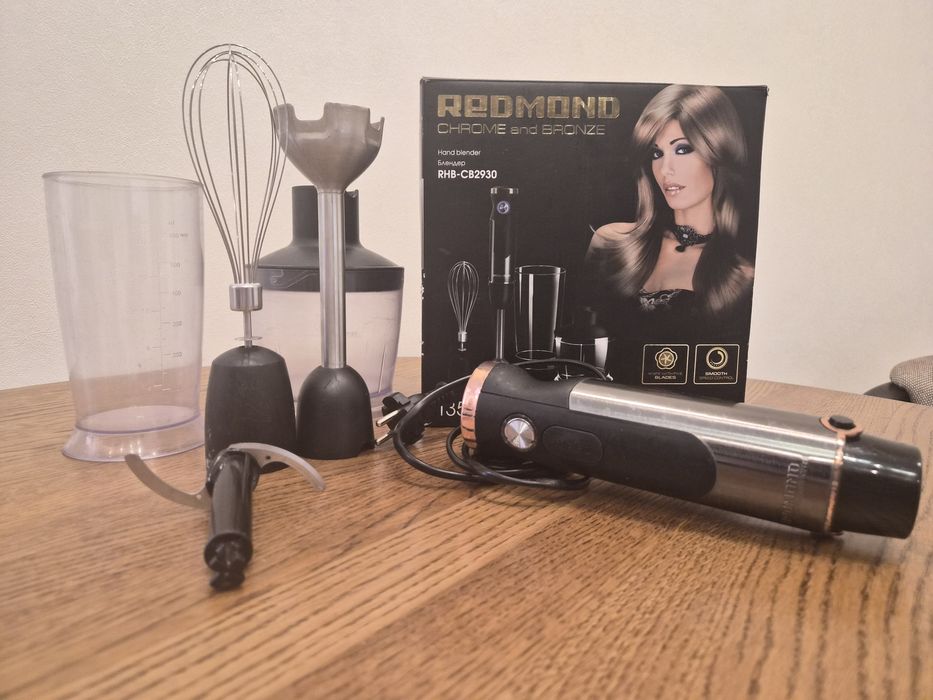 Блендер Redmond працює