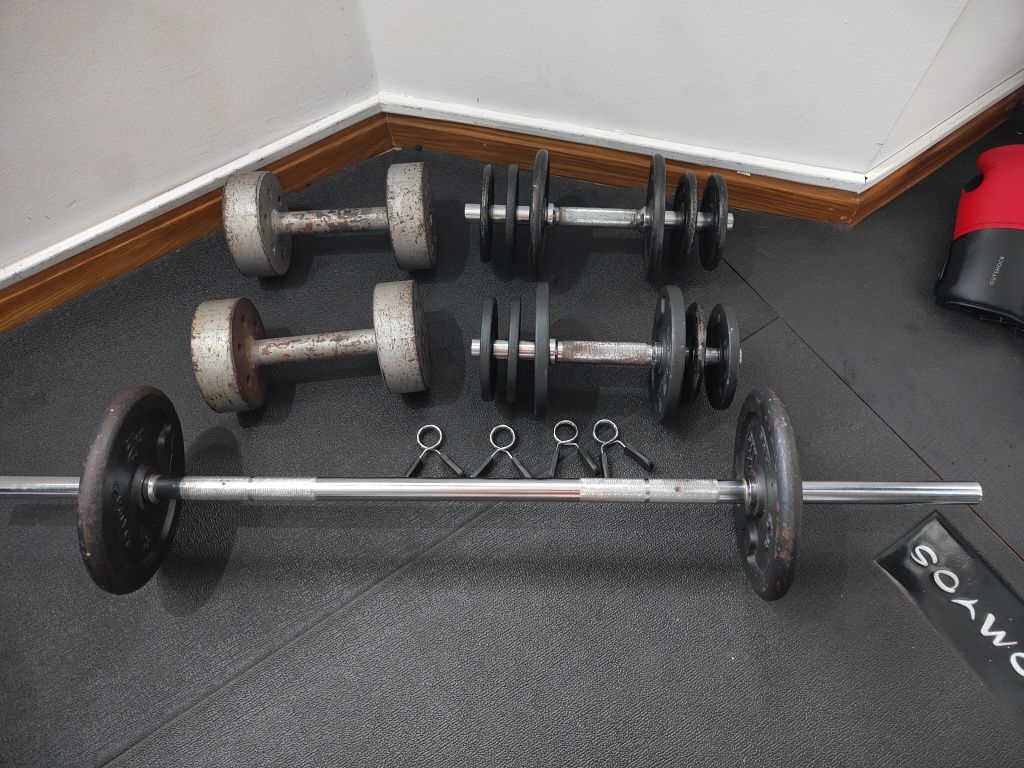Pesos e barras de musculação