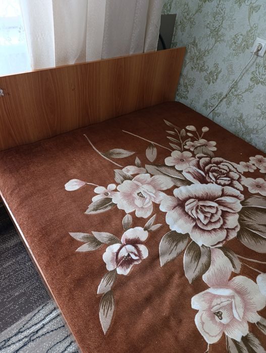 Ліжко двоспальне,вішак,стіл