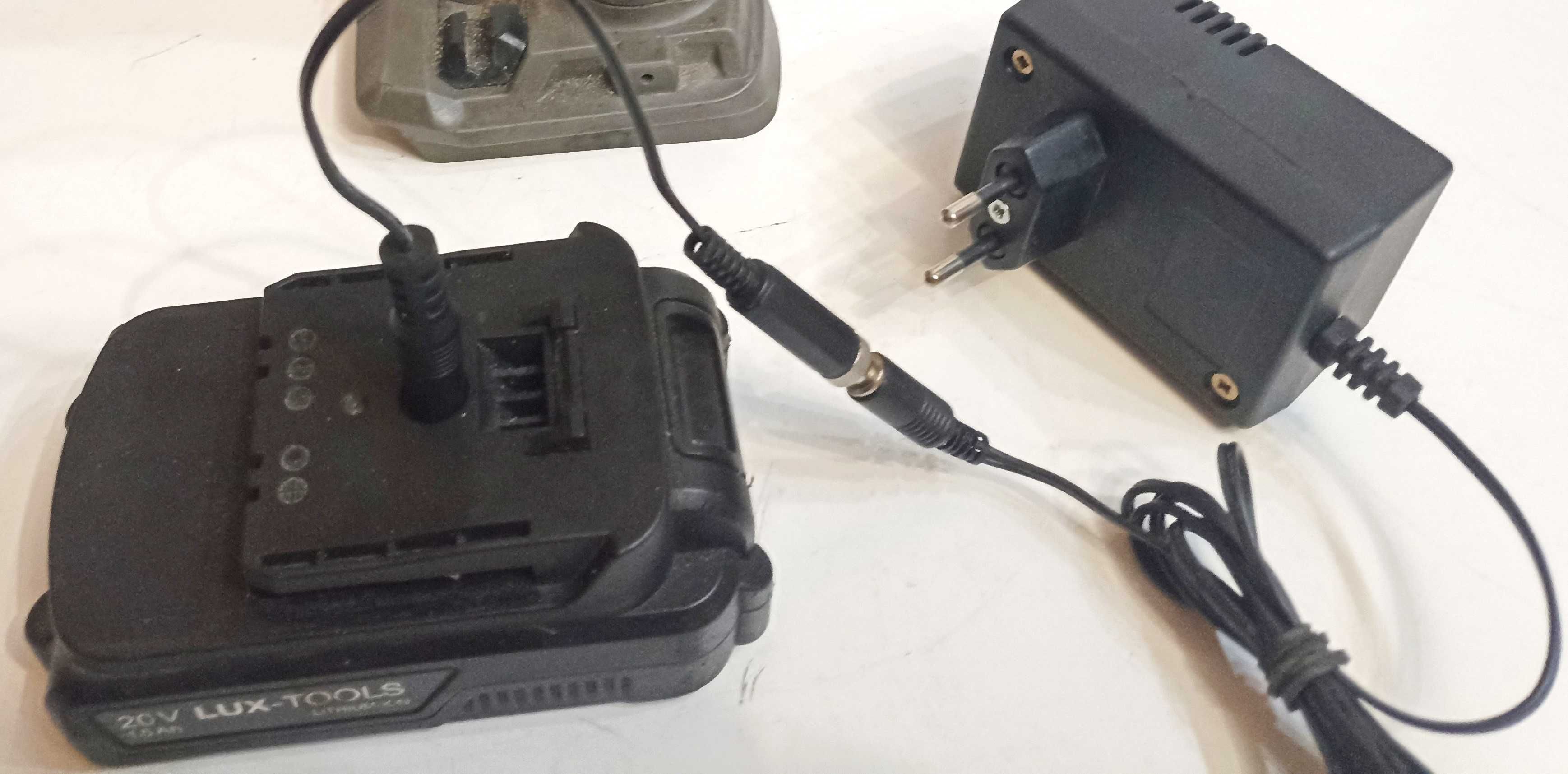 Zasilacz ( Ładowarka )  do wkrętarek   20V Lux Tools wersja oryginalna