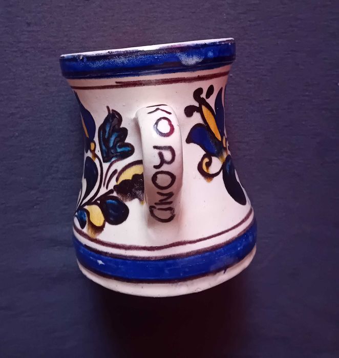 Ceramiczny ręcznie malowany kubek - kufel Korond, z podpisem zdobnika.